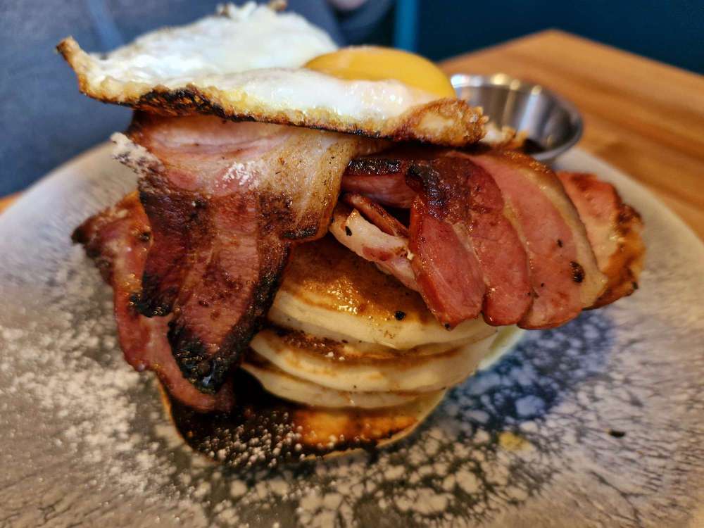 kozi cafe high street glasgow bacon egg stack